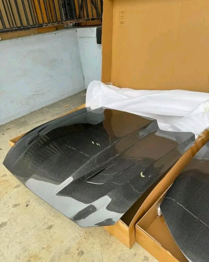 2015-2017 MUSTANG DOUBLE SIDED CARBON FIBER COWL HOOD – Performance Meets Precision Craftsmanship - Image 4